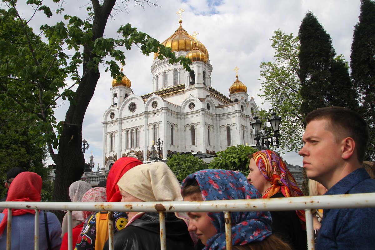 Сегодня церкви работают. Москва. Храм Христа Спасителя. Очередь в храм Христа Спасителя. Очередь к мощам святителя Николая у храма Христа Спасителя. Очередь к мощам Николая Чудотворца в Москве.