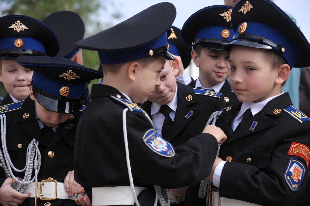 Кадетские школы подмосковье для мальчиков. Парадная форма ВКС кадеты. Парадная форма кадетов ФСБ. Кадетский корпус ФСО Москва. Кадетское училище ФСБ.