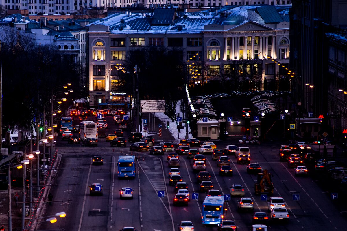 Улицы вечерней москвы. Оживленная улица Москва. Оживленный город. Россия современный город оживленная улица. Фото оживленной улицы.