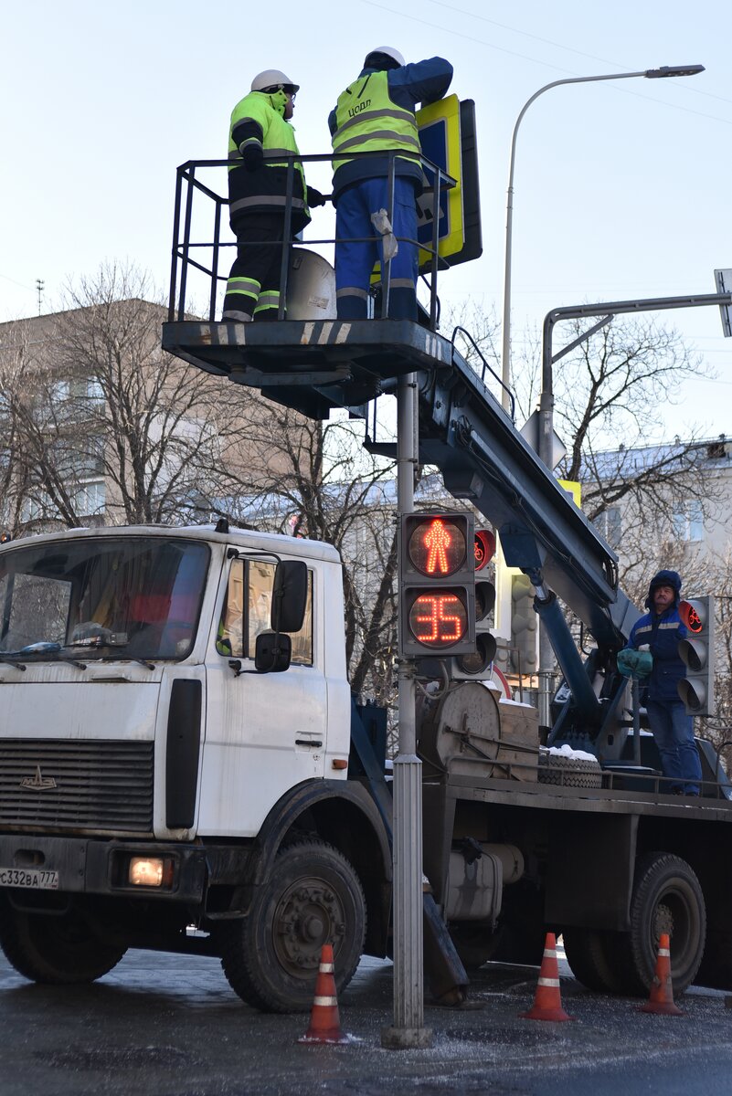 Установка уменьшенных дорожных знаков. Фоторепортаж – Москва 24, 03.02.2017