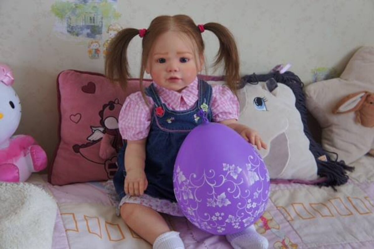 Подарили куклу. Куклу похожую на Елизарову Софию. Кукла подаренная Ярославу Дронову картинки. Пупс подарки