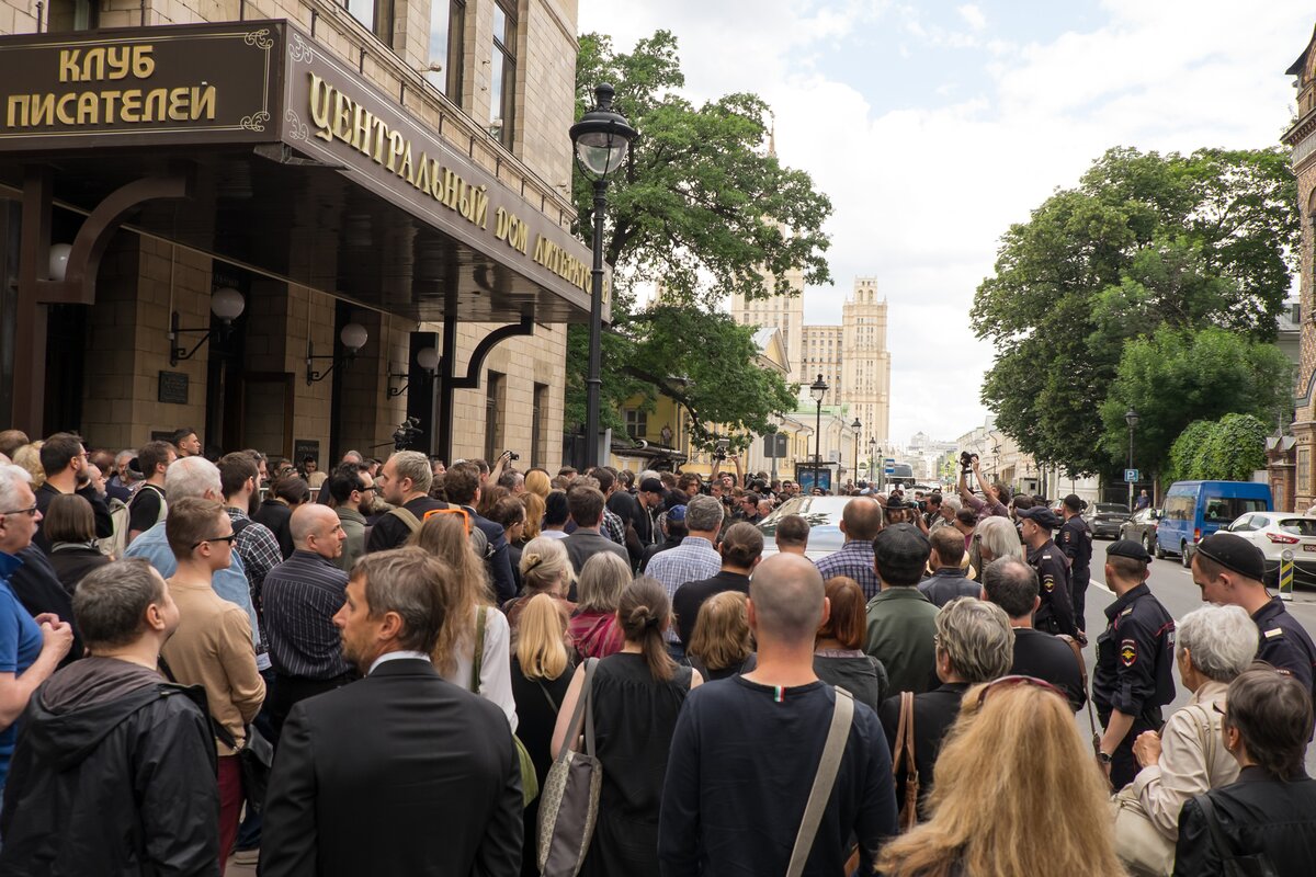 Литератор москвы. Клуб писателей центрального дома литераторов. Клуб литераторов Москва. Актрисы центрального дома литераторов. Фото центрального дома литераторов в Москве.