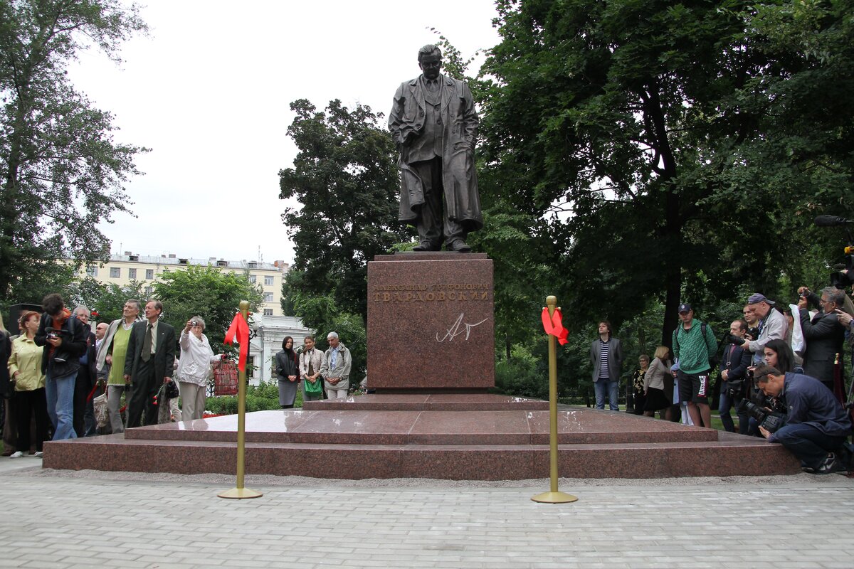 Памятник александру твардовскому