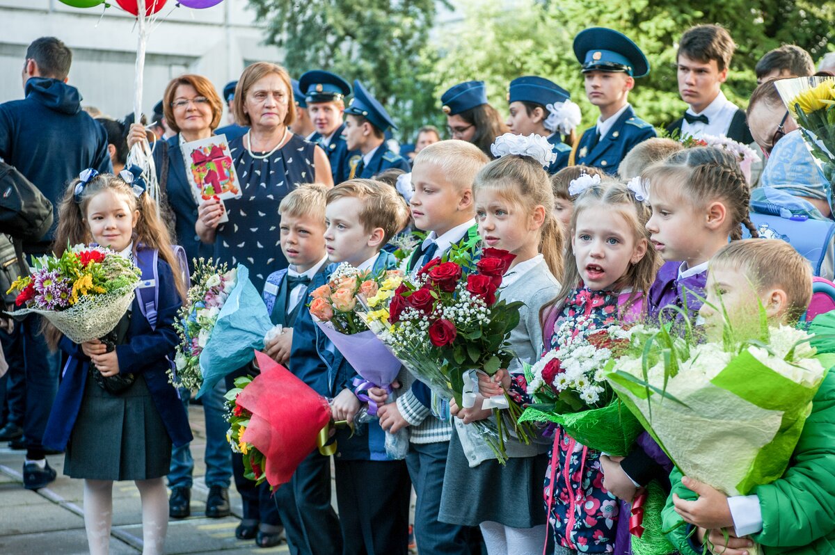 Как прошло 1 сентября в школе. Первое сентября Москва. Школа Москва 1 сентября. 1 Сентября в Москве. Московские первоклассники.