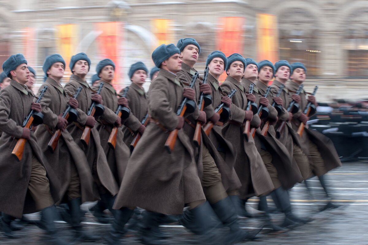 Марш дорога. Парад 7 ноября 2017. Парад 7 ноября 1941 года в Москве. Торжественный марш у мавзолея. Парад 7 ноября 2011 года в Москве красная колонна.