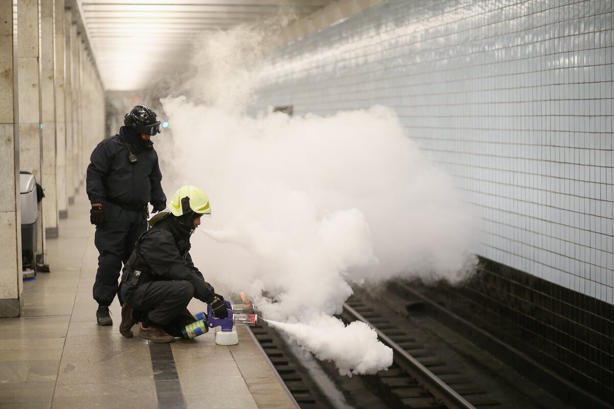 Учения в москве. Учения в метро. Пожарные в метро. Пожарные учения в Москве метро. Учения метро Москва.