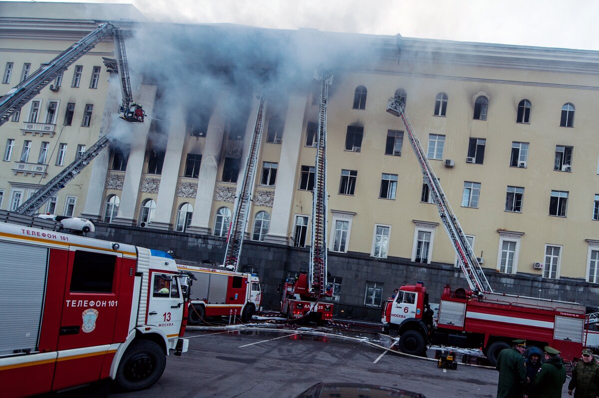 Пожары в общественных зданиях. Пожар в Минобороны на Знаменке. Пожар на Знаменке 19. Пожары в зданиях и сооружениях. Тушение пожара в здании.