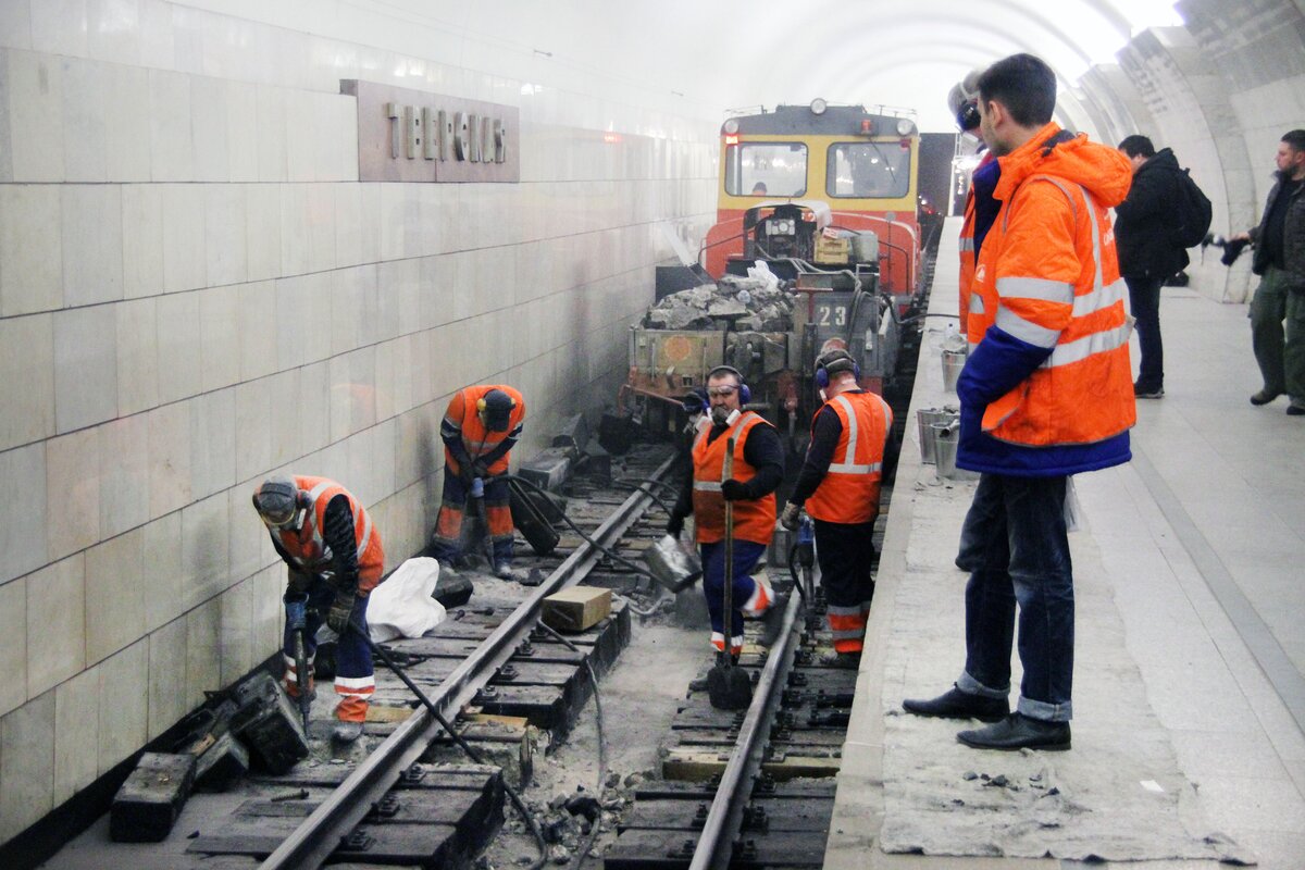 Работа в метро. Служба пути Московского метрополитена. Начальник службы пути Московского метрополитена. Метрополитен служба пути. Дренажник в метрополитене.