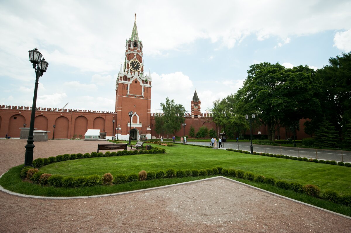 Left for moscow. Кремлевский парк Москва. Московский Кремль внутри территории. Красная площадь Боровицкий холм. Парки Московского Кремля.