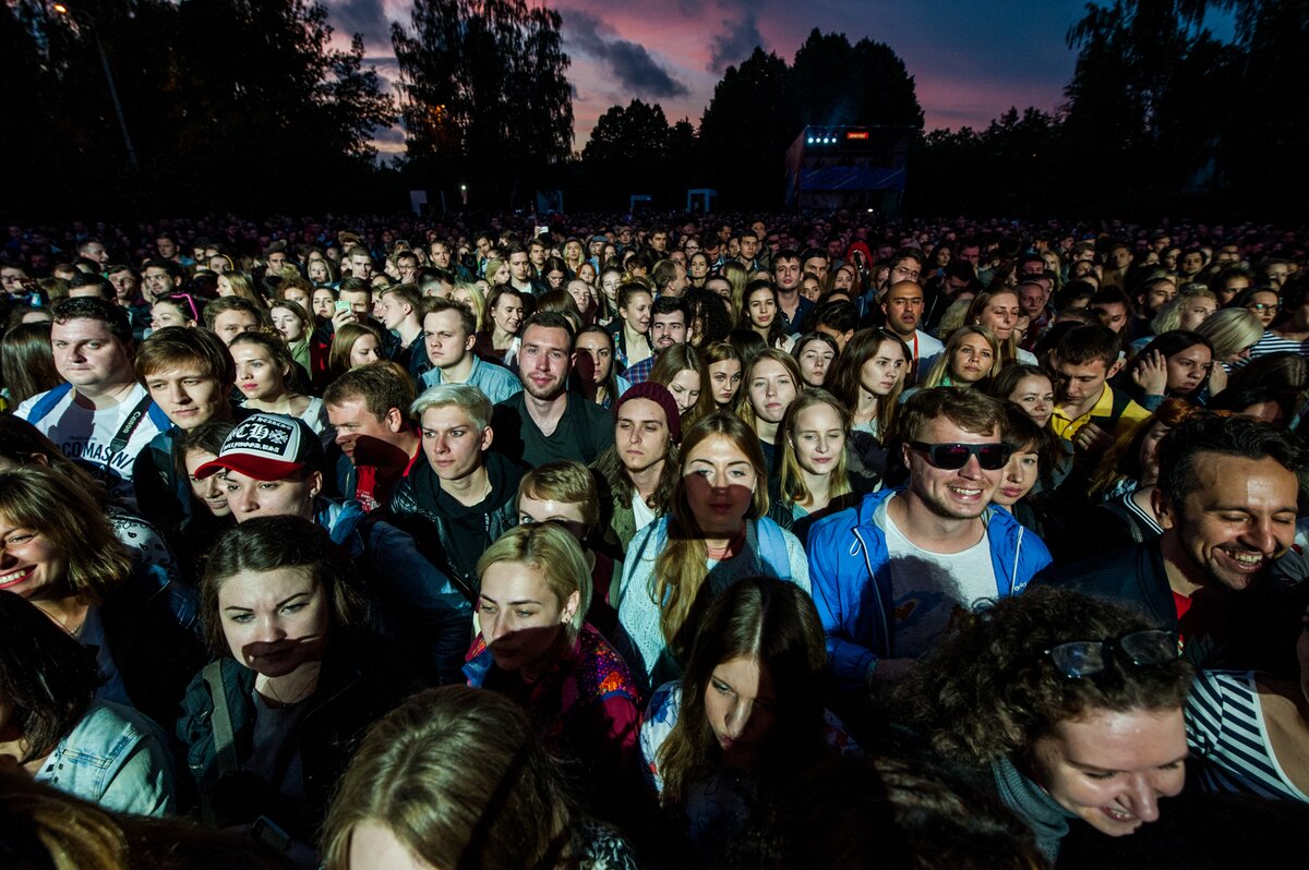 Ритм моего города. Толпа у ВДНХ. В ритмах города фестиваль 2015. Арт фестиваль ритм.