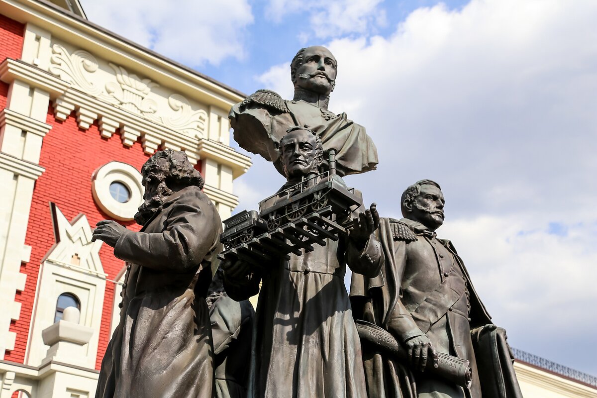 Экскурсия по москве от трех вокзалов. Памятник на площади трех вокзалов в Москве. Памятник создателям российских железных дорог. Памятник создателям российских железных дорог у Казанского вокзала. Памятник на трех вокзалах кому Москва.