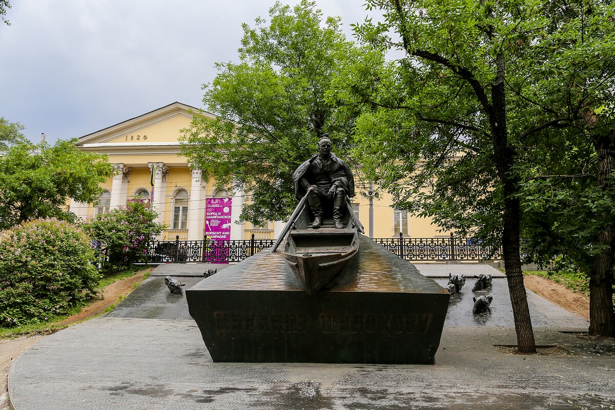москва памятник шолохову на гоголевском бульваре