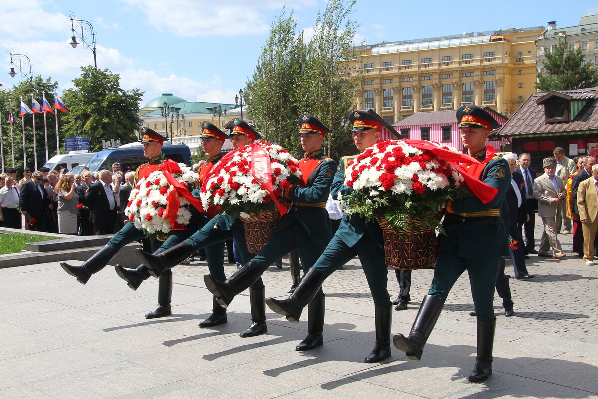 Сегодня возложили цветы. Возложение цветов к могиле неизвестного солдата. Корзина цветов для возложения к памятнику. Возложение цветов к памятнику неизвестного солдата. Корзина на возложение.