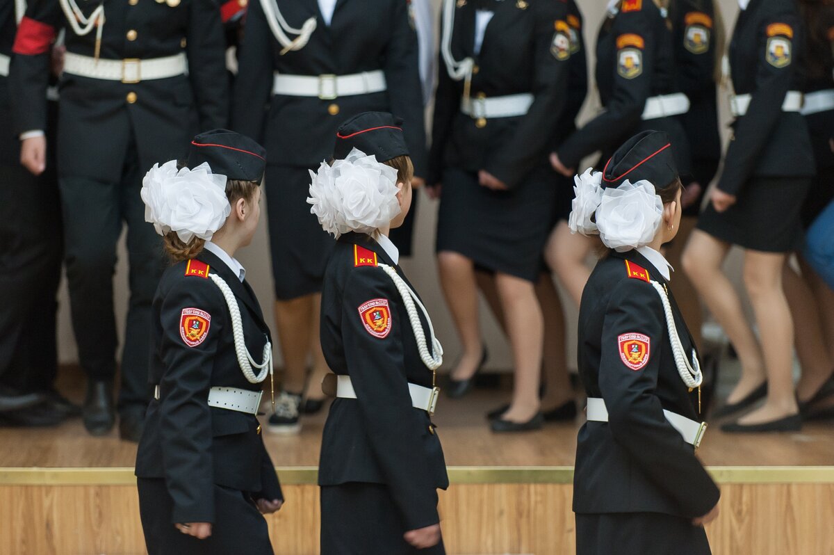 Первоклашки в кадетской школе. Первоклашки кадеты .МЧС. Кадетская форма в школах Иркутска. Кадеты Иркутск школа.