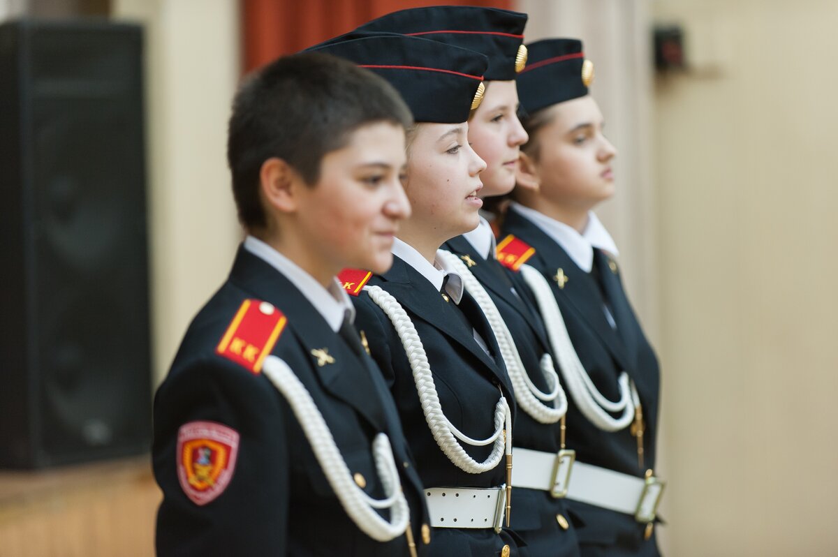 Равнясь смирно. Новоуральск кадетский класс. Кадеты в юбках. Солдат по стойке смирно. Девушки смирно.