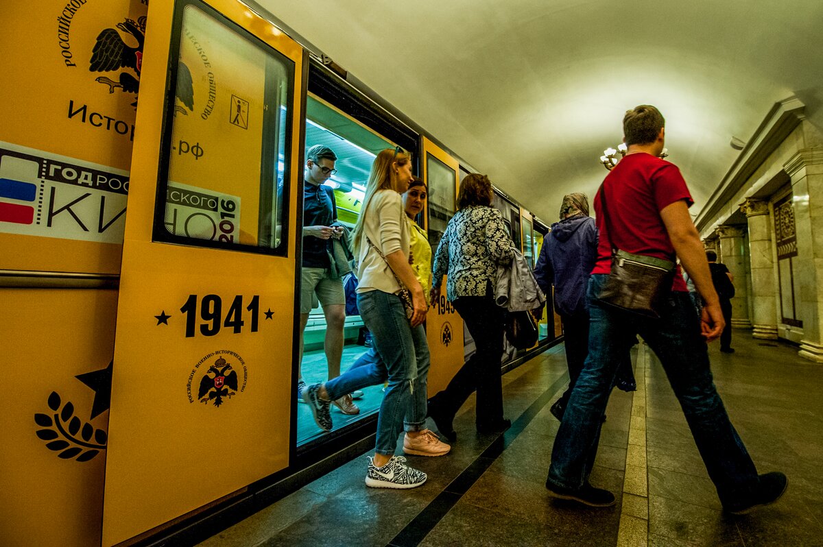 Cinema train. Поездка на кино поезде метро по кольцевой линии.