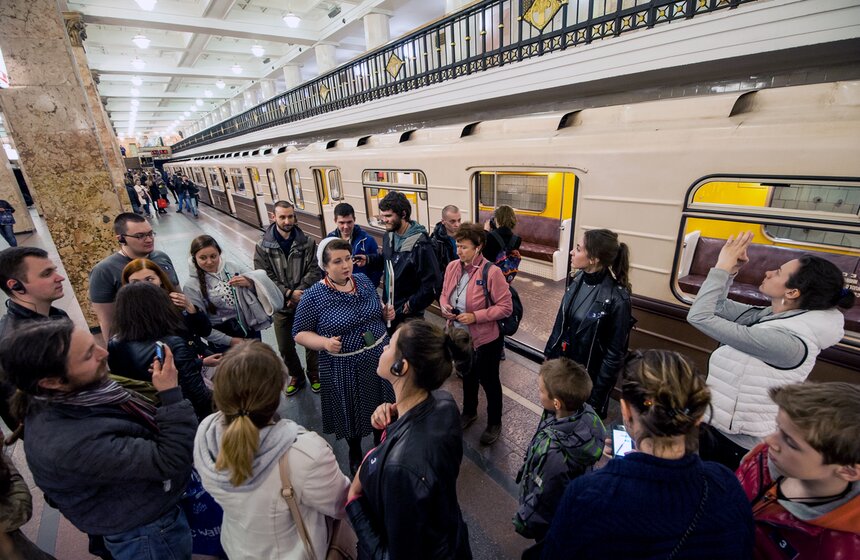 Поездка в метро москва. Экскурсия в метро. Московское метро экскурсии. Экскурсовод метро. Экскурсия метрополитен Москва.