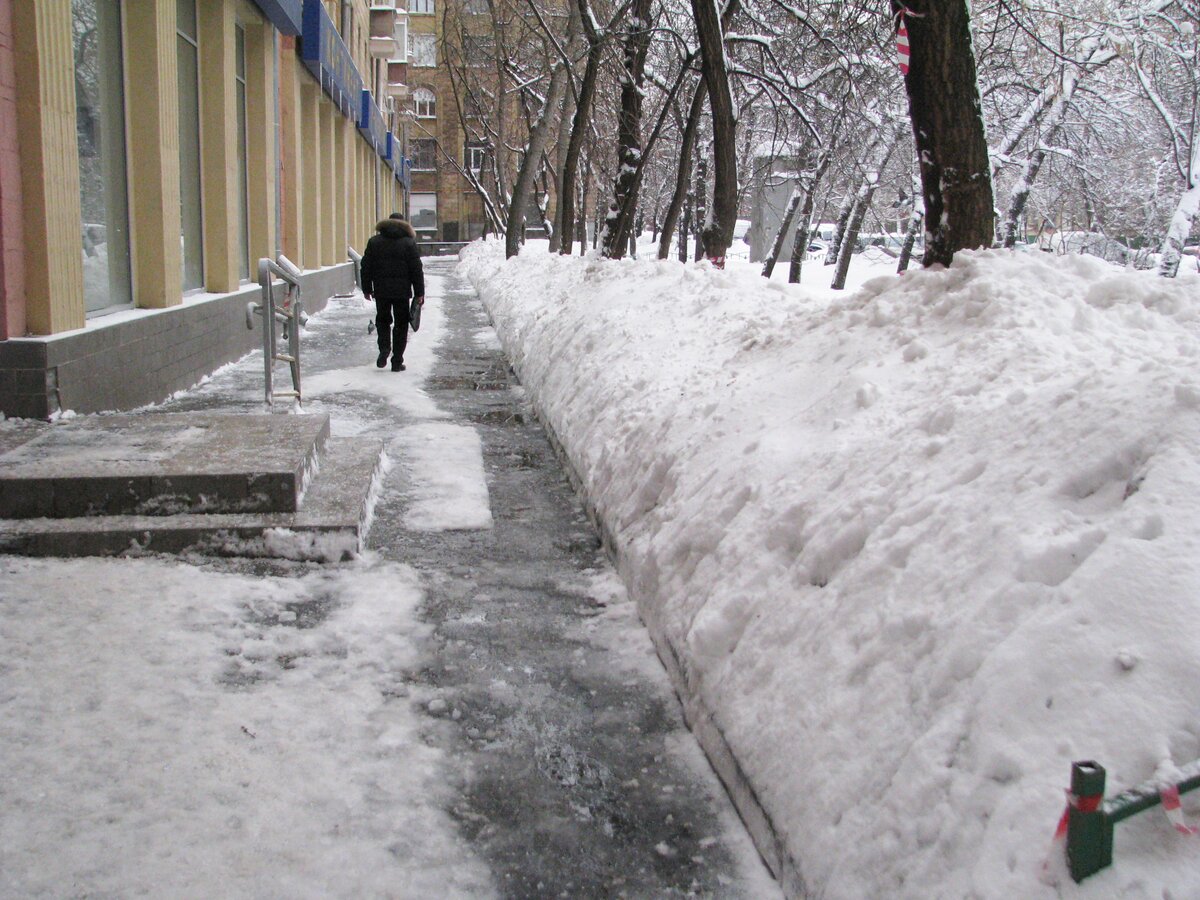 Ищу снег. Сугробы в Москве. Много снега в Москве. Сугробы в России. Снег в дефиците.