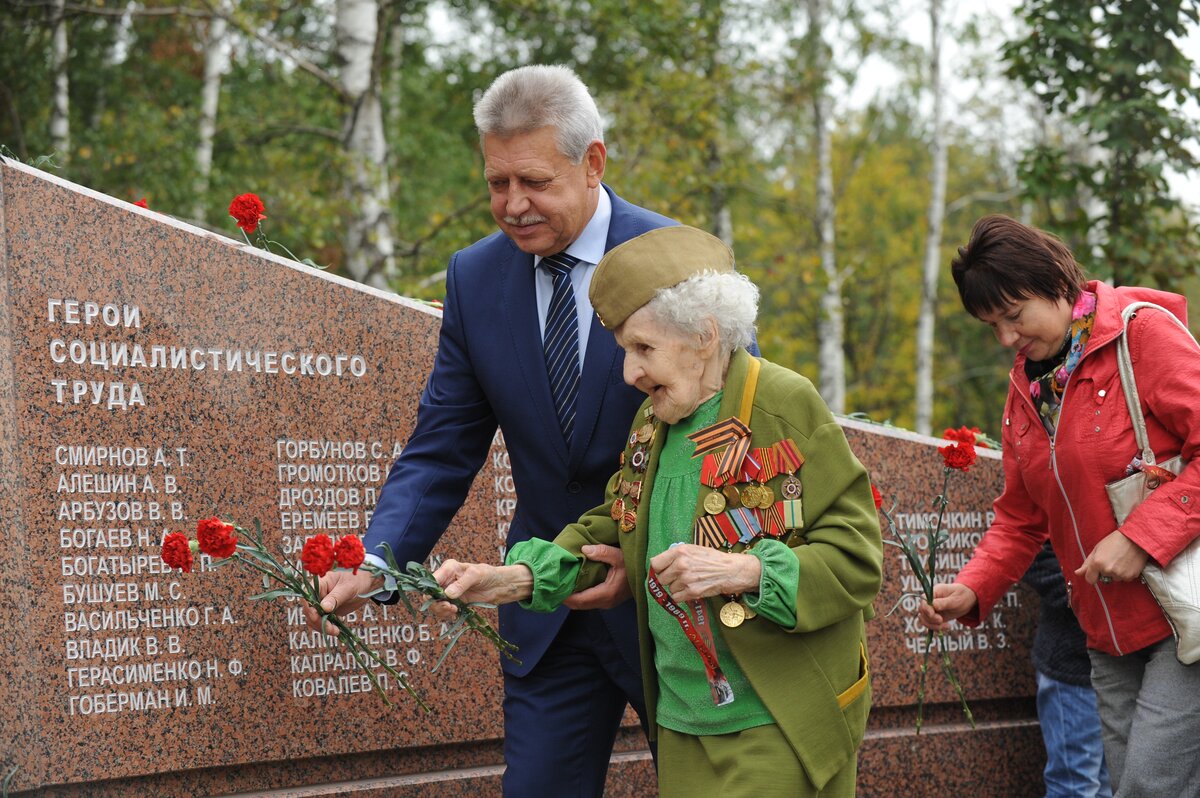 Герои 21. Метро Тропарево памятник автомобилистам. Памятник водителям всех поколений Десногорск. Памятник водителю в Тропарево.