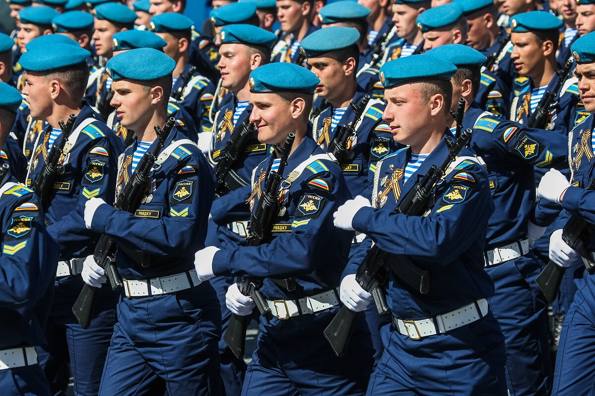 Войска вкс. РВВДКУ парад Победы. РВВДКУ 2017 парад Победы Москва. РВВДКУ на параде в Москве. Парадная форма офицеров воздушно-десантных войск РФ.