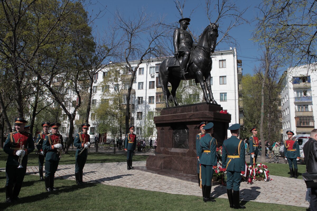 Памятник рокоссовскому. Памятник Константину Рокоссовскому Москва. Памятник маршалу Рокоссовскому в Москве. Бульвар Рокоссовского памятник. Памятник Рокоссовскому на бульваре Рокоссовского.