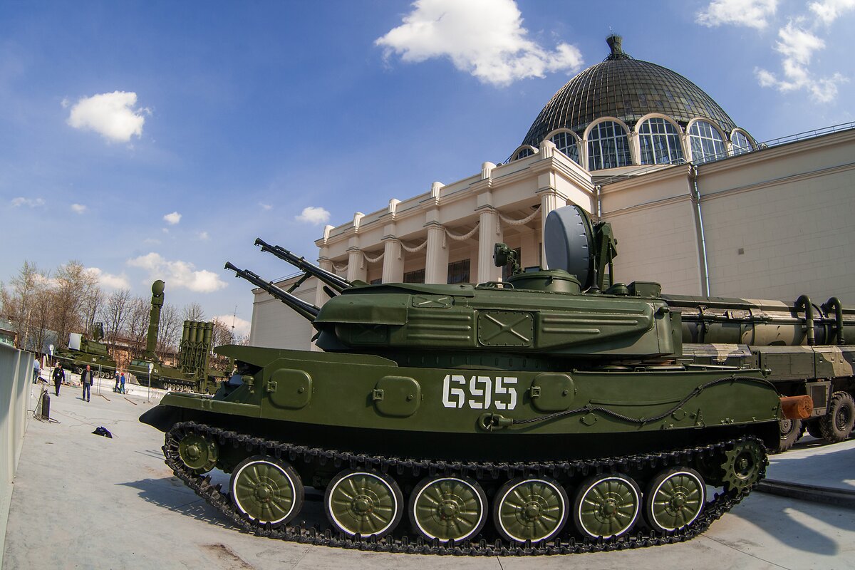 Выставка техники в москве. Военная техника на ВДНХ. Музей военной техники в Москве на ВДНХ. Музей техники ВДНХ. Выставка военной техники на ВДНХ.