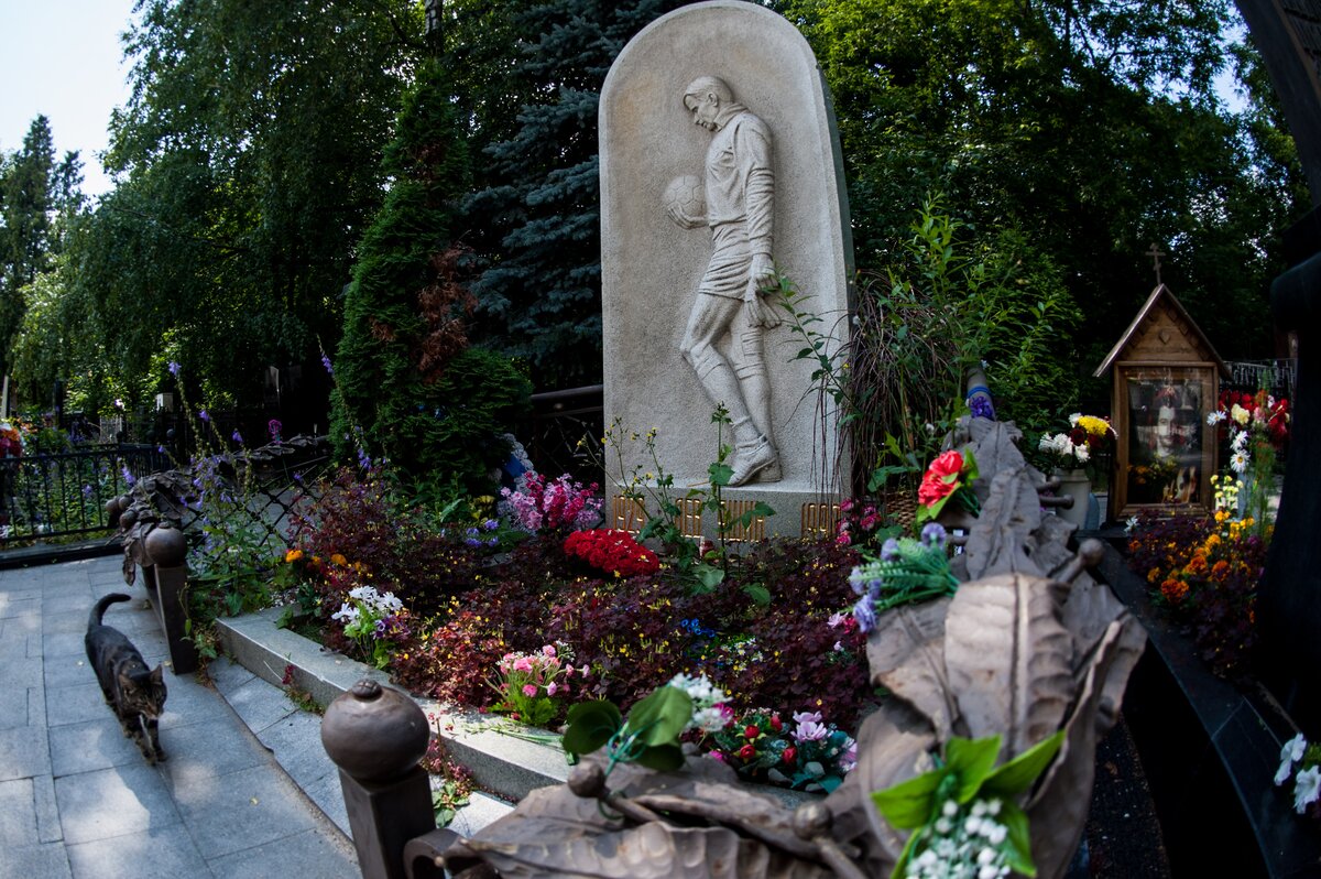 Памятник александру абдулову фото на ваганьковском кладбище