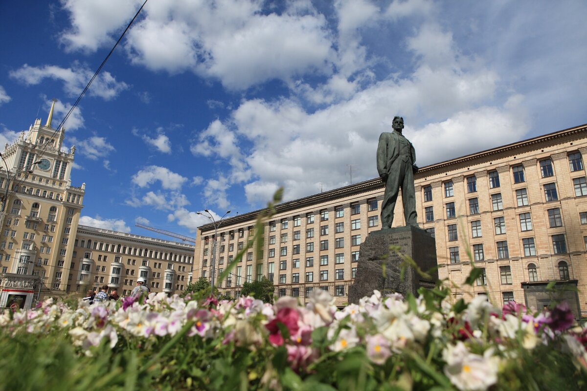 памятник маяковскому на триумфальной площади в москве