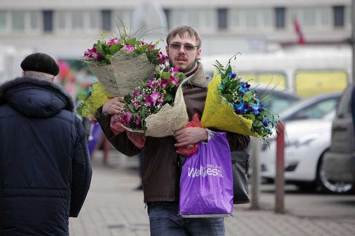 Мужчина с цветами на улице