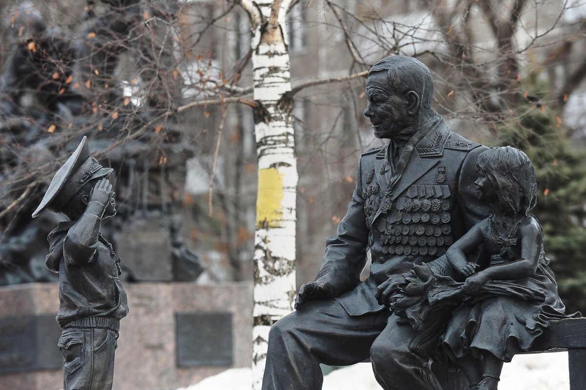 Какие памятники есть в москве. Памятники и монументы вооруженным защитникам Отечества в Волгограде. День защитника Отечества памятник. Памятник героям Отечества. Памятник защиты Родины.