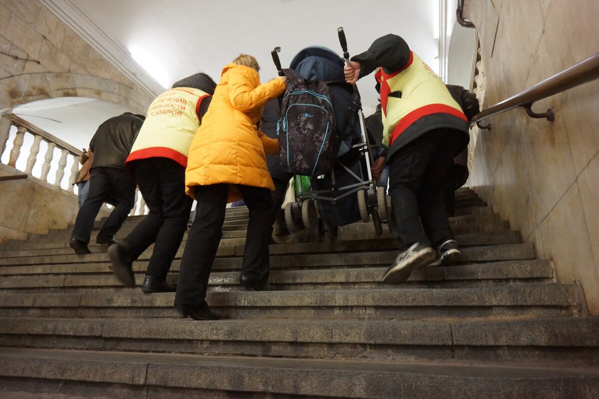 Работать в центре москвы. Маломобильные пассажиры в метро. Служба мобильности пассажиров в метро. Центр обеспечения мобильности. Инспектор центра обеспечения мобильности пассажиров в метро.