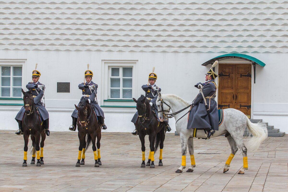 Конный караул в кремле расписание. Развод караула в Михайловском манеже.