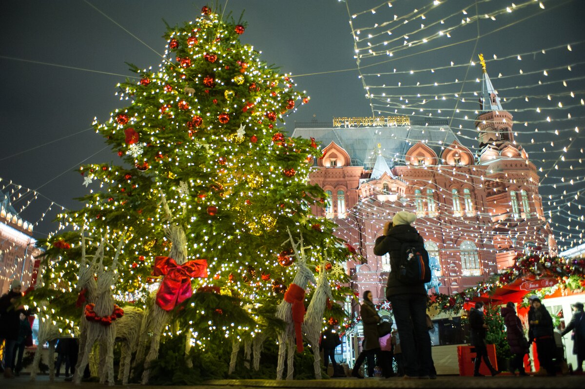 Москва новогодние дни. Новогодняя Москва. Новогодняя елка на улице. Новогодний праздник в городе.