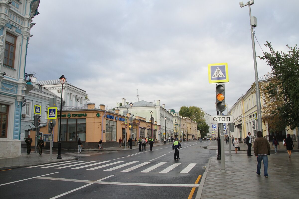 18 улиц москвы. Пешеходный переход Москва. Покровка программа моя улица. По Москве пешеходные по улицам и переулкам. Пешеходное движение в Москве.