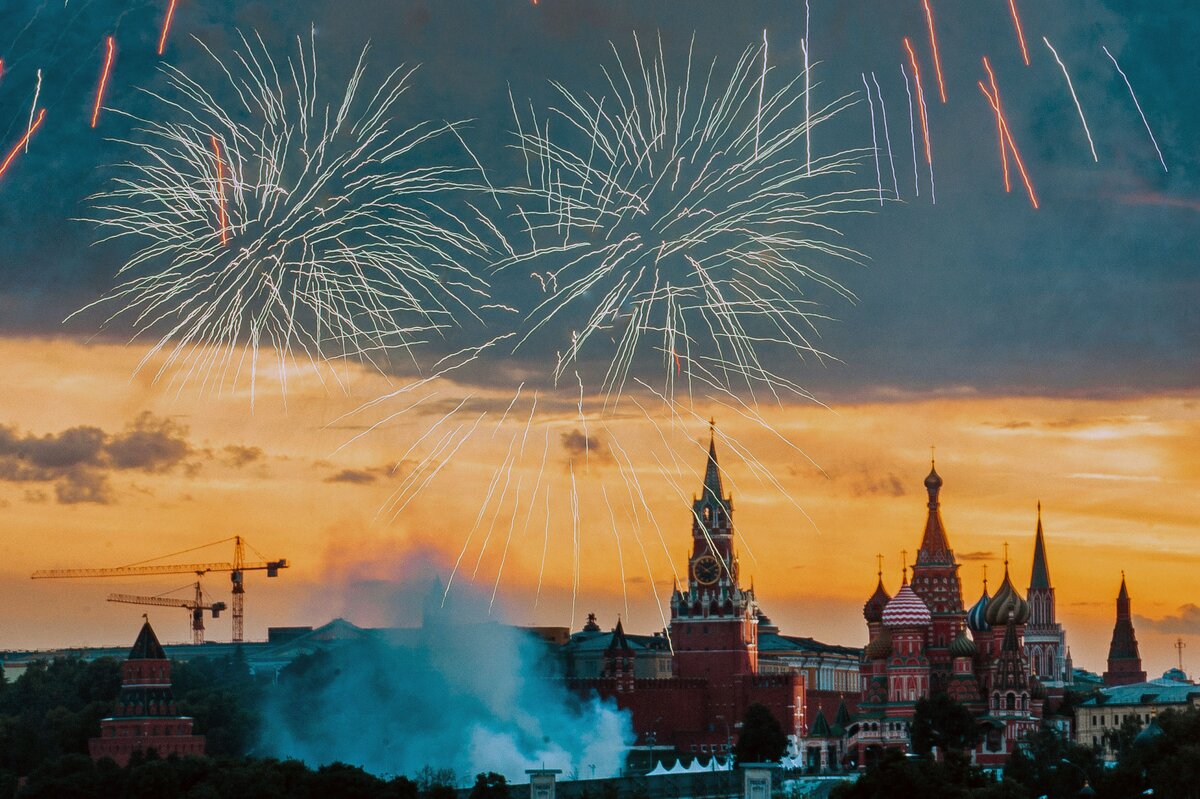 Главный праздник. Салют день Победы Москва. Салют над красной площадью. Москва Кремль салют. Салют на красной площади день города.