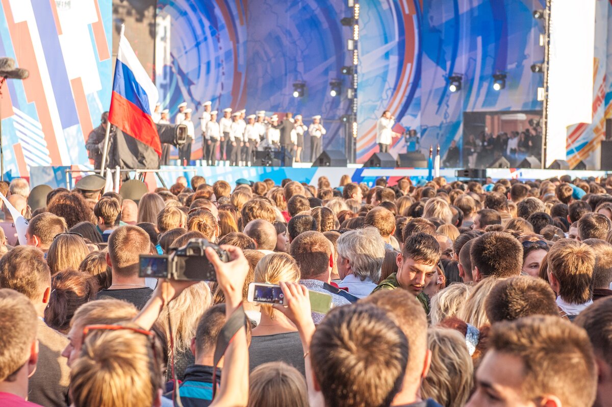 Массовые мероприятия в москве сегодня. Мероприятия в Москве 12 июня. 12 Июня 2012 праздничные мероприятия в Москве. Россия праздник Патриотика люди.