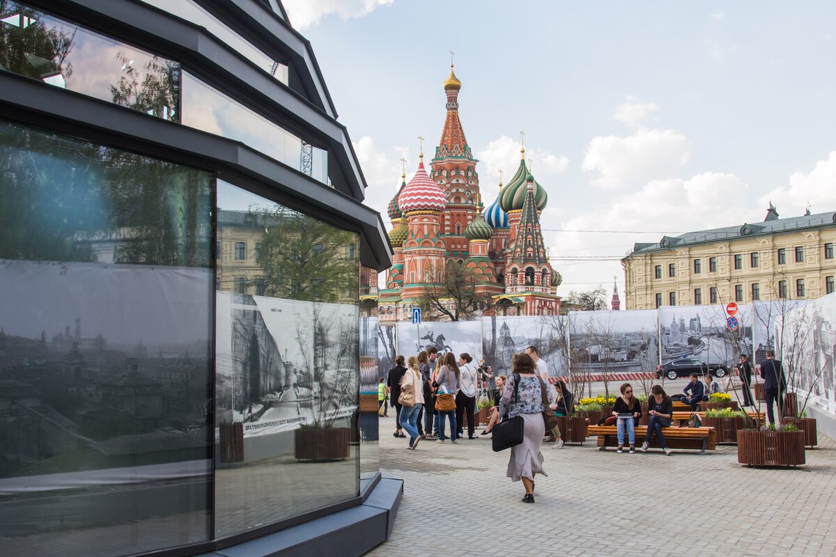 Около красной площади. Площадь парка Зарядье. Парк возле Кремля Зарядье. Парк около Кремля Зарядье стеклянный мост. Парк возле красной площади Зарядье.