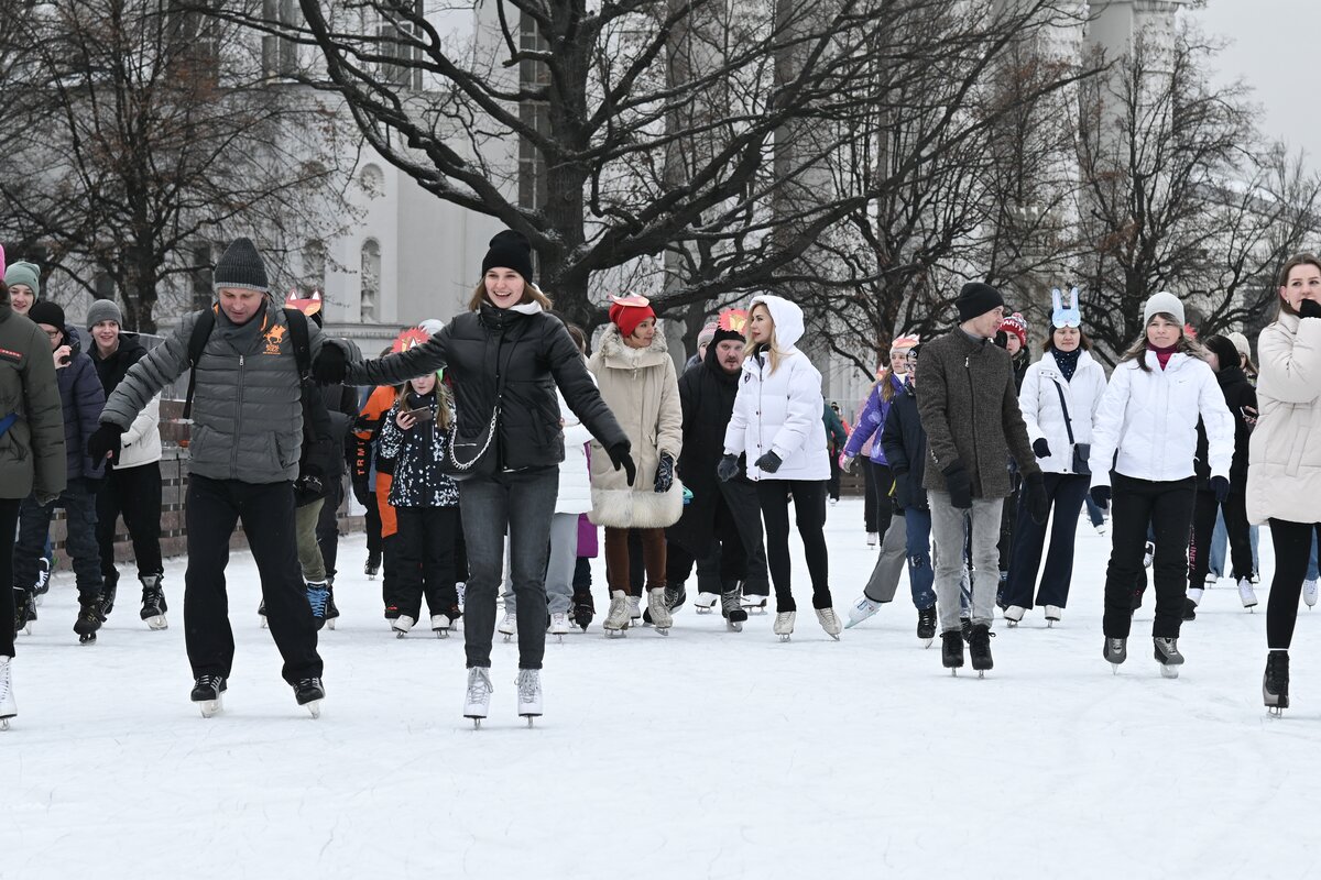 28 мая вднх. Москва в январе. ВДНХ 28 января 2023. ВДНХ сейчас люди гуляют. Каток ВДНХ фото 2023.