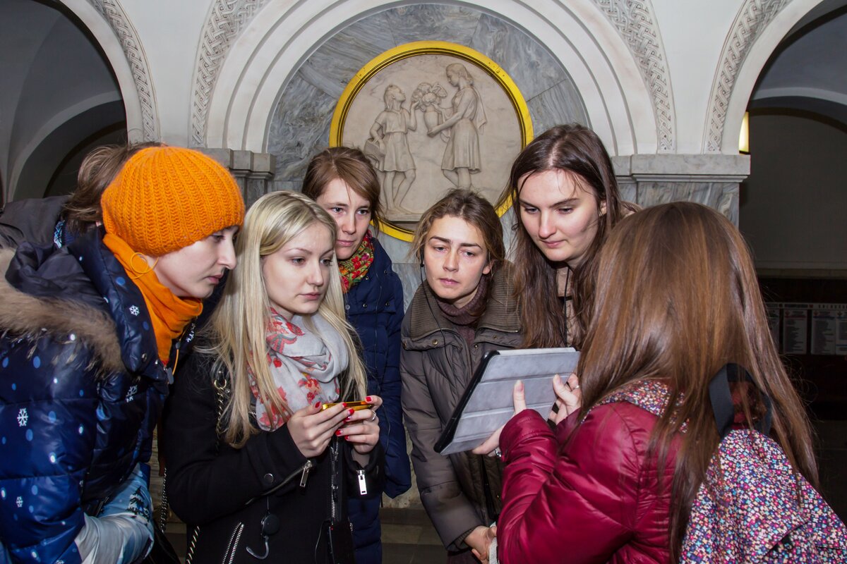 Я покажу тебе москву бесплатные экскурсии. Экскурсовод в маске зима.