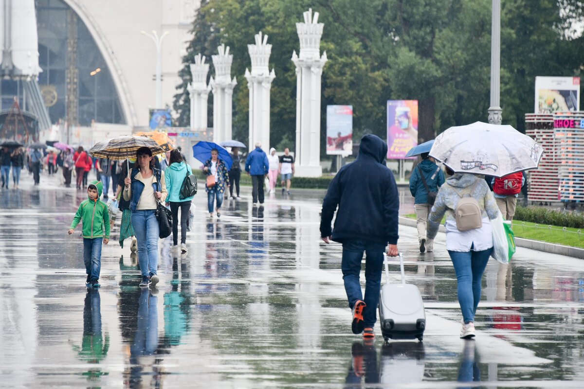 Дождь в москве сегодня. Непогода в Москве. Небольшой дождь в Москве. Дождь в мае. Москва под дождем.