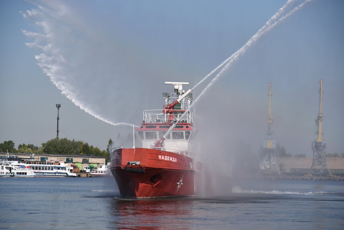 Пожарное судно. Корабль Надежда МЧС. Пожарный катер Зоркий. Пожарный катер Надежда. Пожарный корабль Надежда ТТХ.