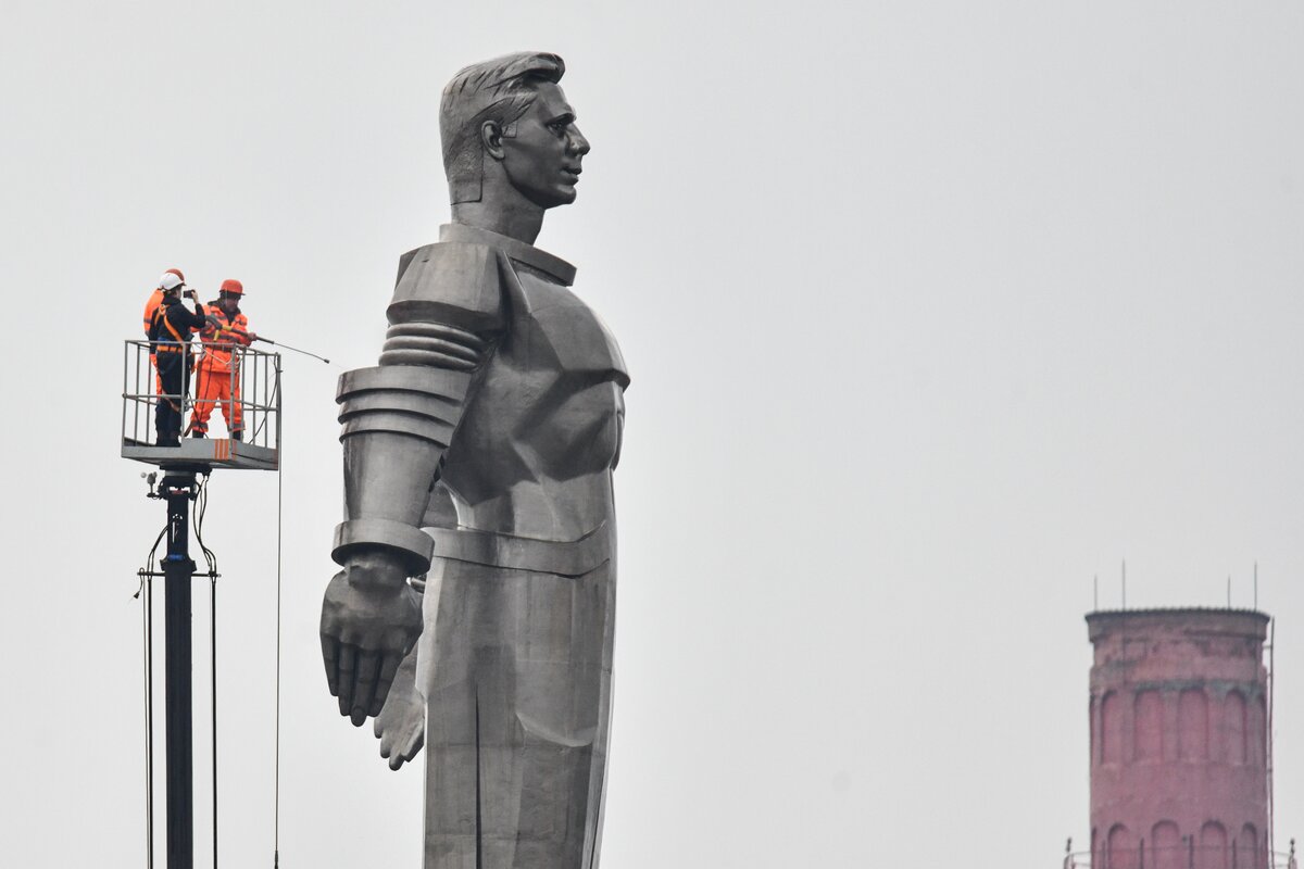 Памятник гагарину в москве на ленинском фото