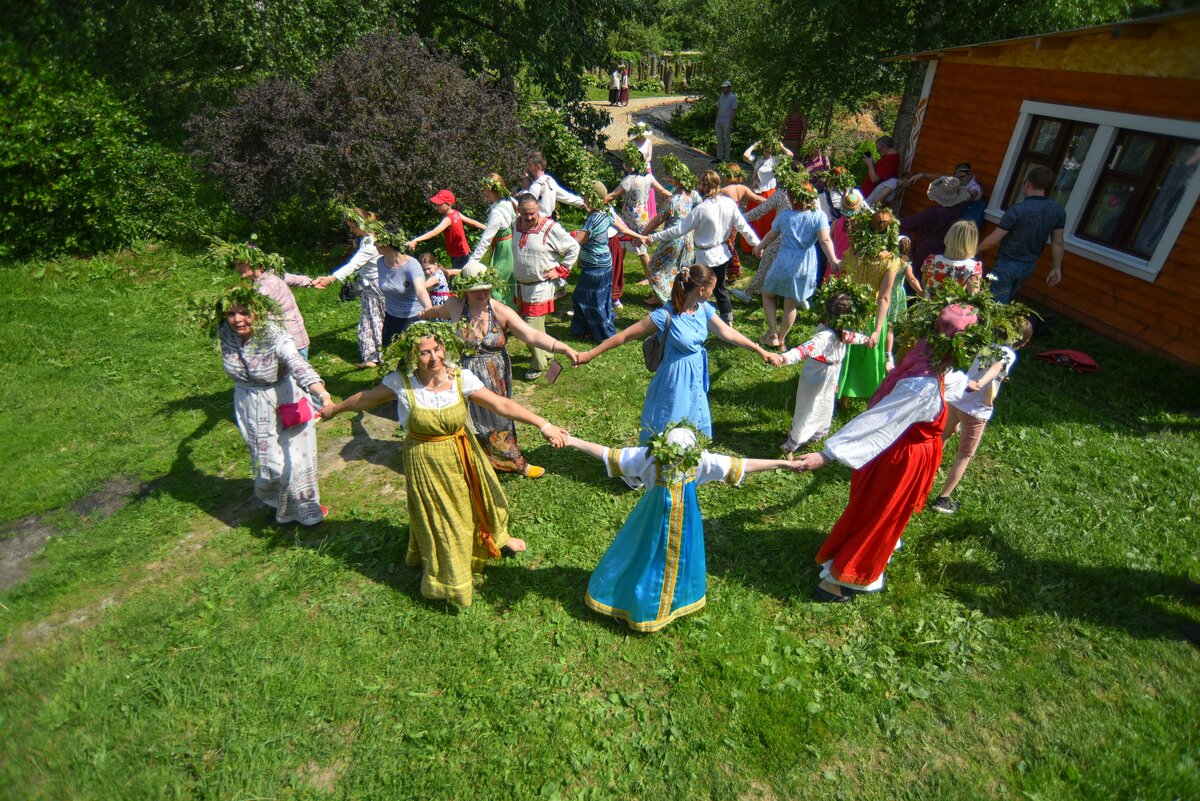 Славянский можайск. Славянский хоровод фото. Деревня язычников под Можайском. Славянские хороводы розовый цвет. Поповка язычники Можайский район.