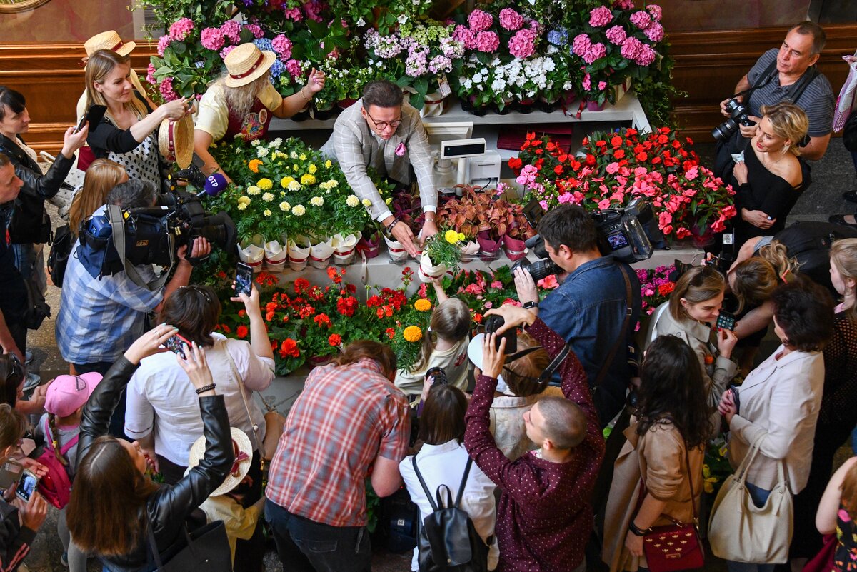 Закрыть мероприятие. Bosco Fiori Петровский Пассаж. Очередь за цветами. Ежегодный фестиваль «цветов и благоустройства». Bosco Fiori 8 марта.