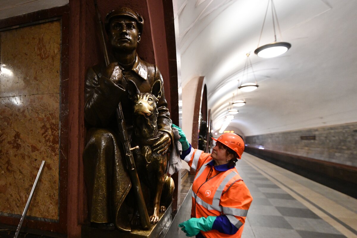 Что нашли в метро. Микробы в метро. Красный шкаф в метро на площади революции. Бактерии в метро магазине.