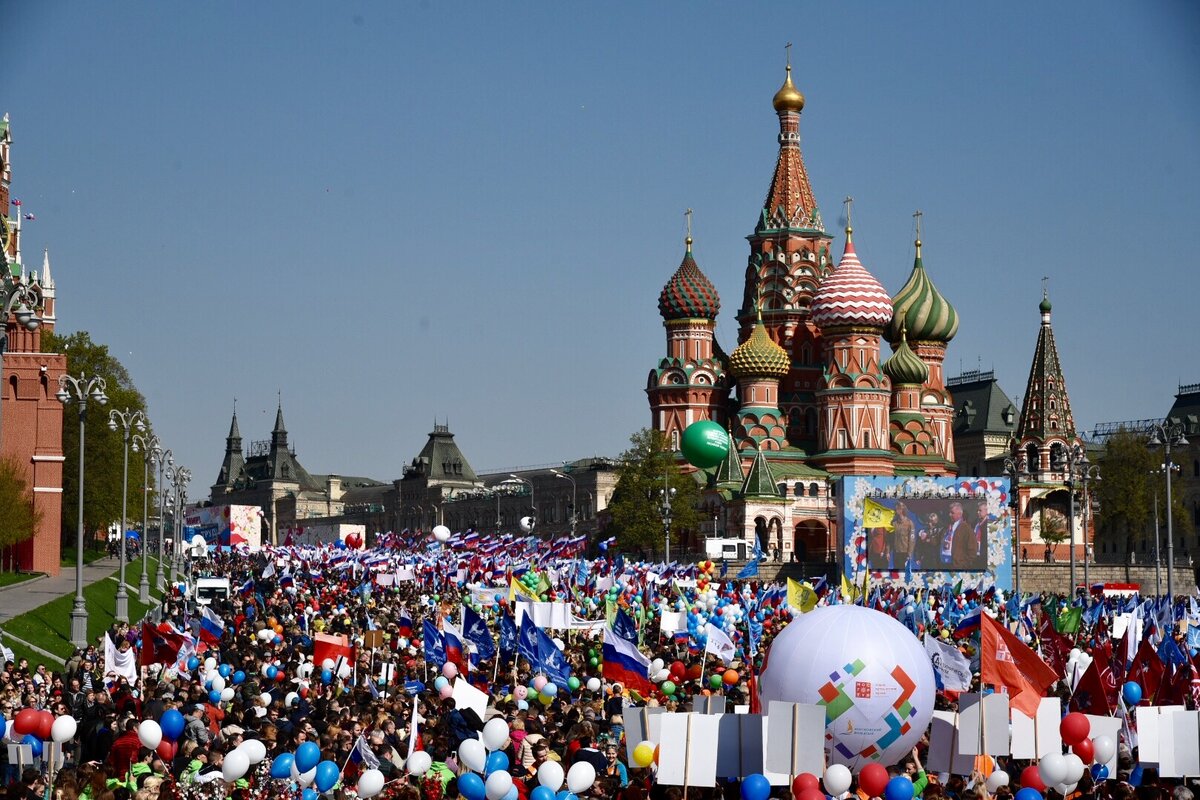 Москва собираются. Первомайское шествие в Москве 2019. Москва люди. Как будет Москва праздновать 12 июня?.