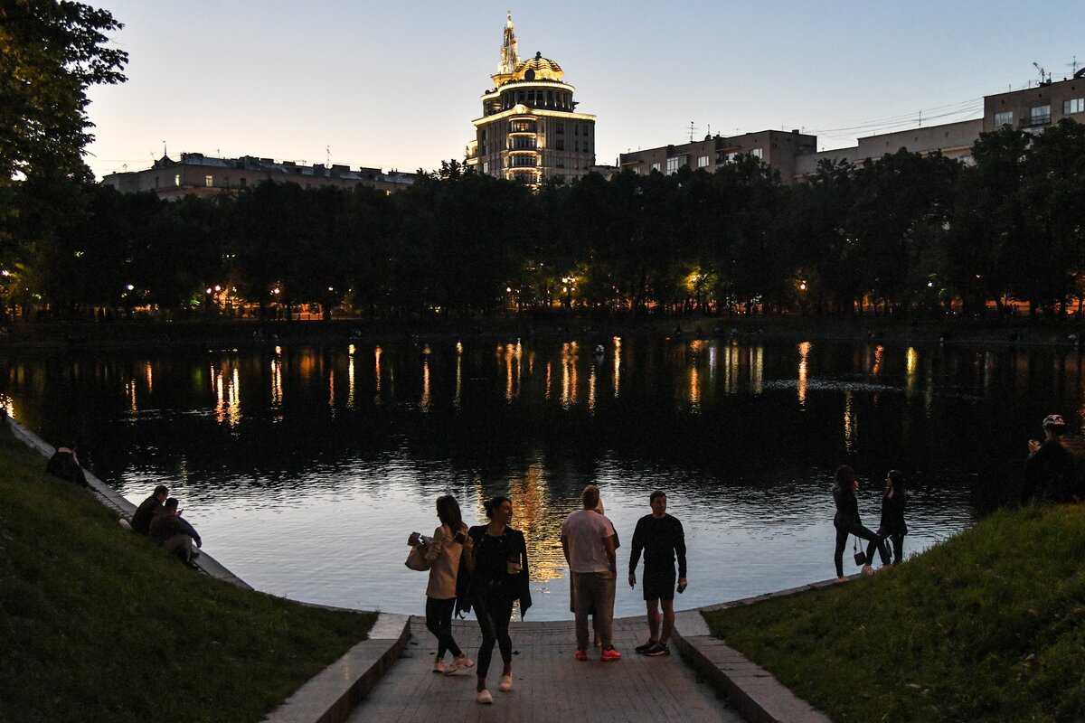 Патриаршие москва фото. Патриаршие пруды Москва 2021. Патриаршие пруды Москва 2022. Москва 2020 Патриаршие пруды Москва. Каток на Патриарших прудах 2022.