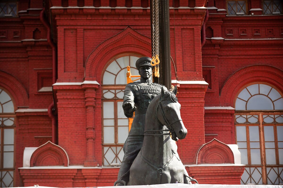 памятник жукову на красной площади
