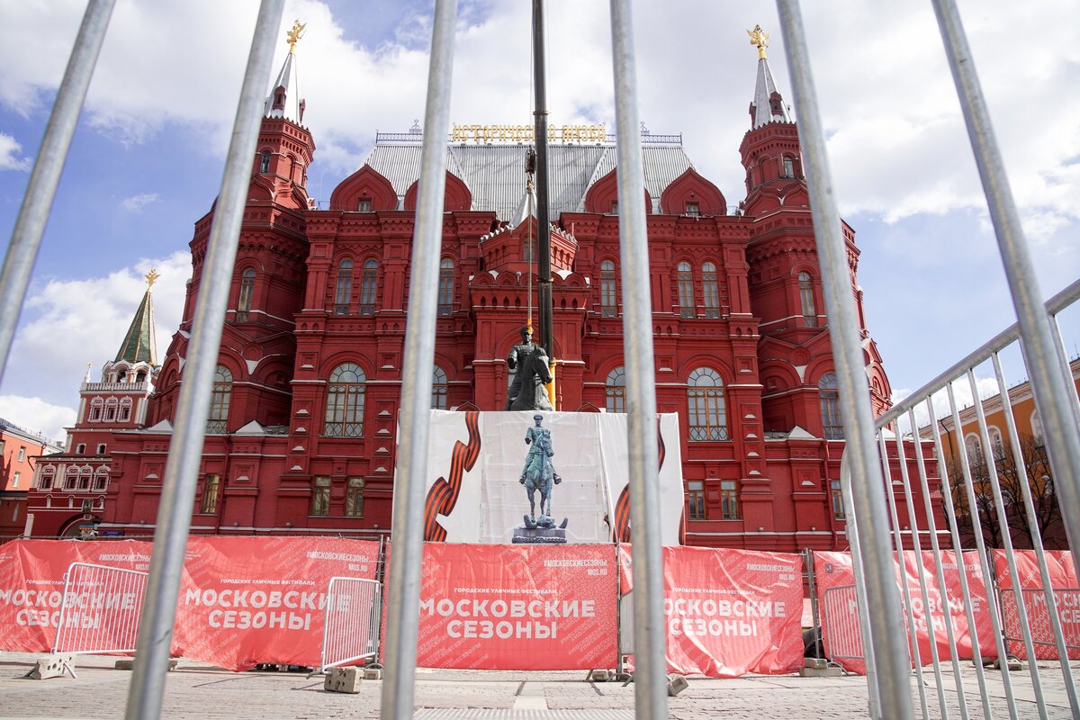 старый памятник жукову на манежной площади