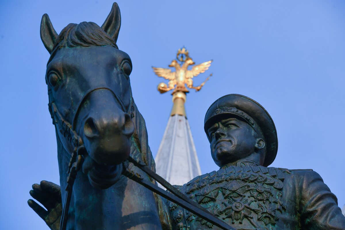 Памятник жукову в москве фото